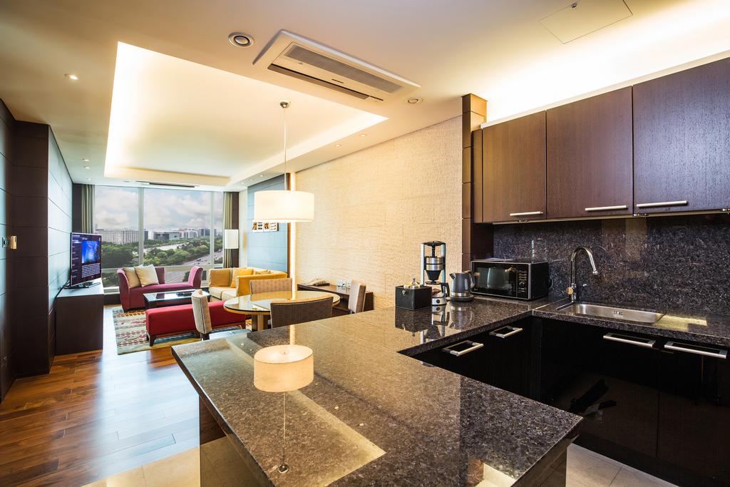 Жилье в корее сеул. Marriott Executive Apartments-Yeouido Park Centre. Апартаменты в Корее Сеул. Квартиры в Сеуле. Квартира в Сеуле кухня.